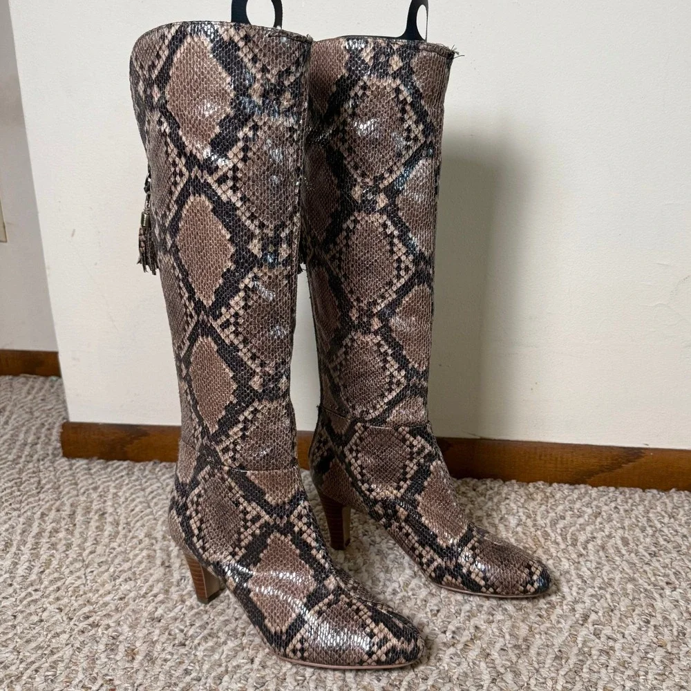 Bandolino Indie Snakeskin Print Knee High Boots Black Brown Tassel Back Zip 6.5M